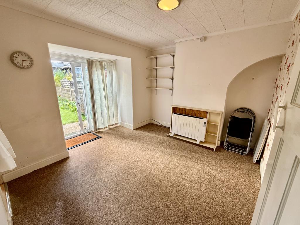 Lot: 130 - SEMI-DETACHED HOUSE FOR REBURBISHMENT - Dining room